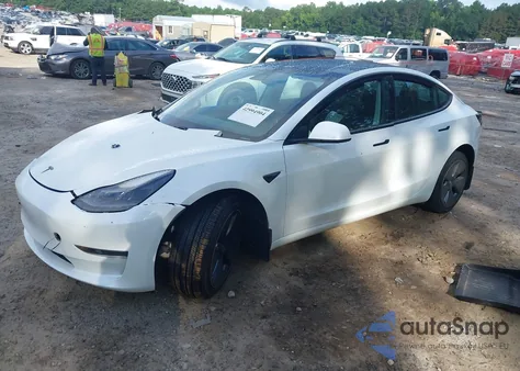 2021 Tesla Model 3 Standard Range Plus Rear-Wheel Drive z USA, uszkodzony, nr VIN 5YJ3E1EA9MF016159